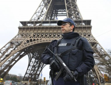 Παρίσι: Τρομοκρατικό χτύπημα η πρόσκρουση αυτοκινήτου σε βαν της αστυνομίας- Ισλαμιστής ο 33χρονος δράστης (βίντεο)